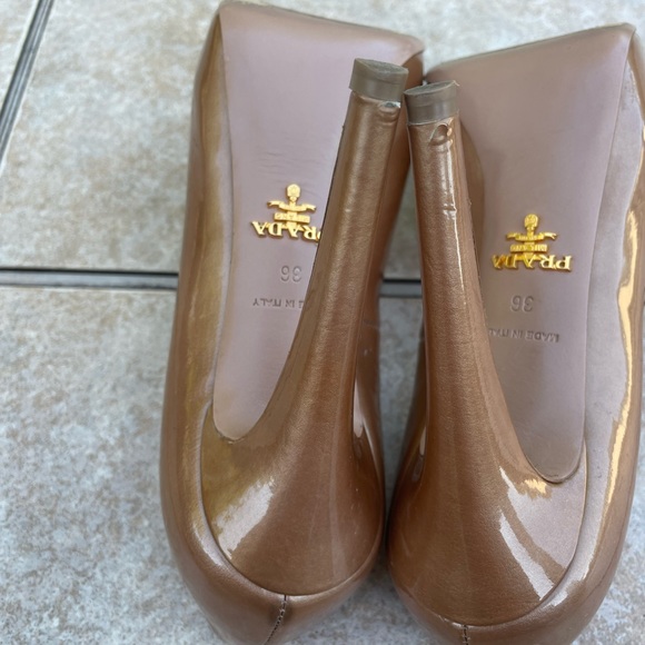 Prada
Camel Gold Patent Leather Pumps - Picture 16 of 16